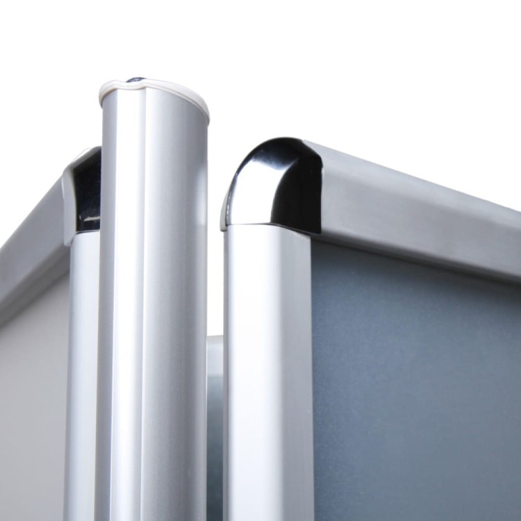 Stojak informacyjny OVAL z trzema tablicami zatrzaskowymi 70 x 100 cm do użytku zewnętrznego