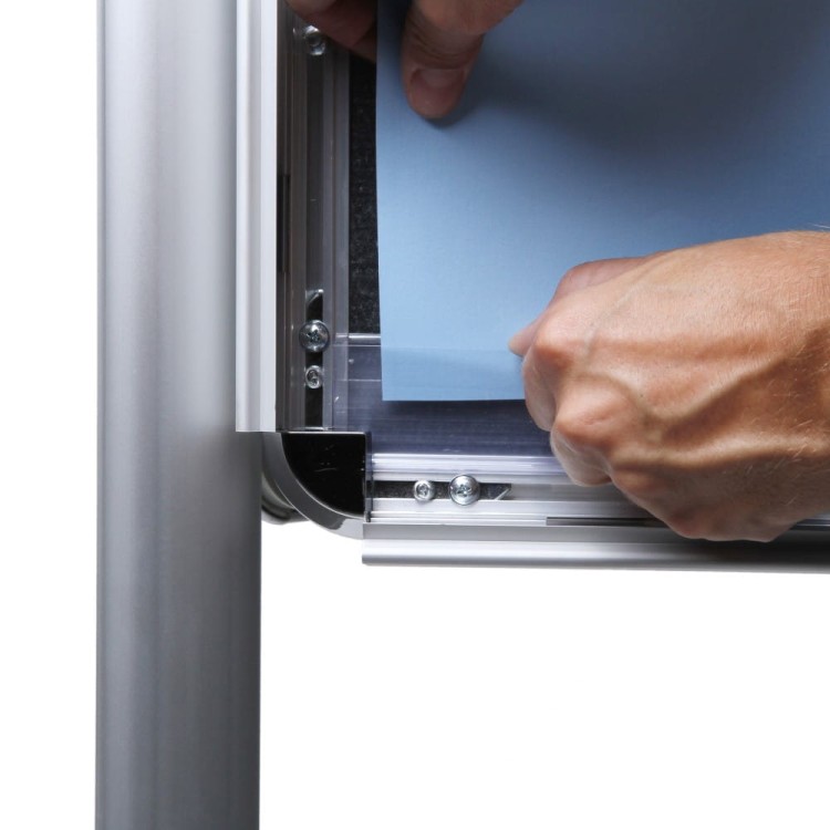 Stojak informacyjny OVAL z trzema tablicami zatrzaskowymi 70 x 100 cm do użytku zewnętrznego