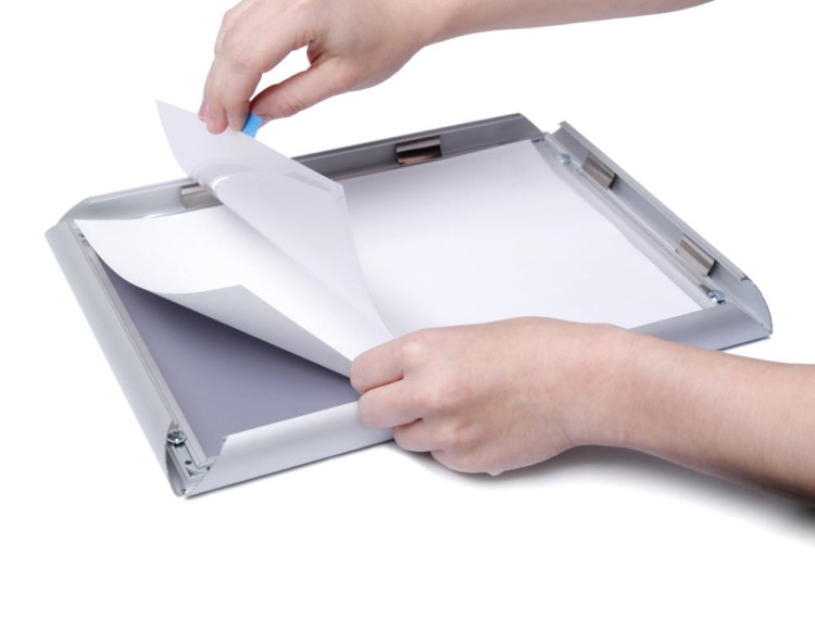 Ramka zatrzaskowa KRAST A1 (59,4 x 84,1 cm) aluminiowa srebrna z ostrym prostym narożnikiem rama ramka plakatowa OWZ ścienna na plakat na zdjęcia profil 25 mm