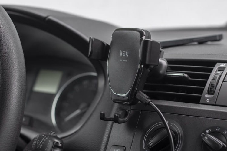 Uchwyt do telefonu z ładowarką indukcyjną GARI 15W czarny