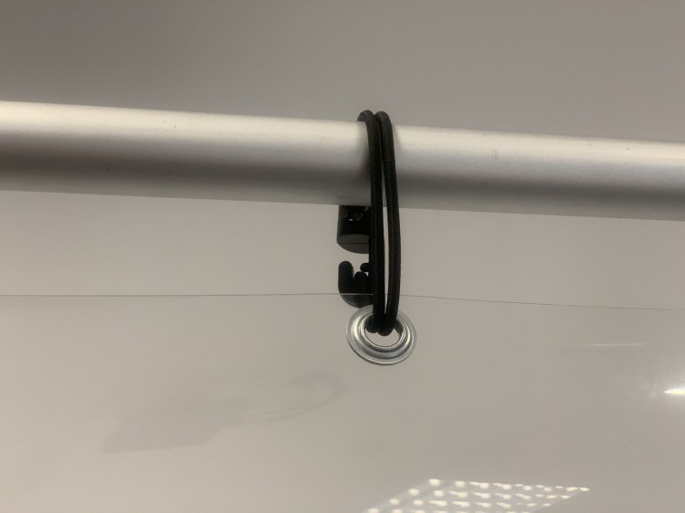Zbliżenie - Szyba ochronna podłogowa stojąca przegroda stojak stand PET jak pleksi antywirusowa osłona z PET jak plexi wysoka stojąca do postawienia na ziemi 100 x 200 cm