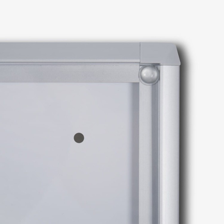 Detal - Gablota magnetyczna XS 4xA4 44x61 cm z certyfikatem trudnopalności B1 zamykana na kluczyk do użytku wewnętrznego gablota wewnętrzna gablota ogłoszeniowa gablota informacyjna tablica ogłoszeń tablica informacyjna ogniotrwała
