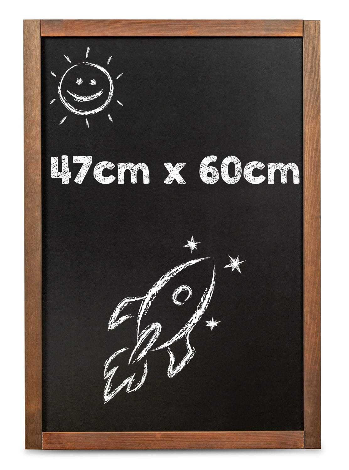 Ustawienie pionowe - Tablica kredowa FOREST 47 x 60 cm drewniana tablica kredowa z czarną powierzchnią do pisania markerami kredowymi - wizualizacja z napisem