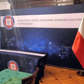 Potrzebujesz stanowiska promocyjnego, które złożysz w minutę, a które przyciągnie wzrok dzięki dużemu nadrukowi? Hop-Up Counta to idealna lada reklamowa na even