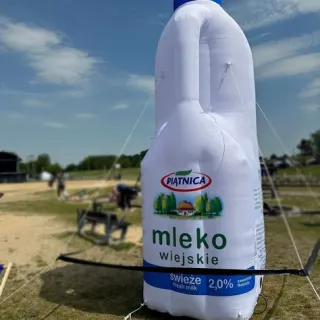 Ogromna figura w kształcie butelki mleka to idealny sposób, by wyróżnić się na pikniku, festynie lub wydarzeniu plenerowym.