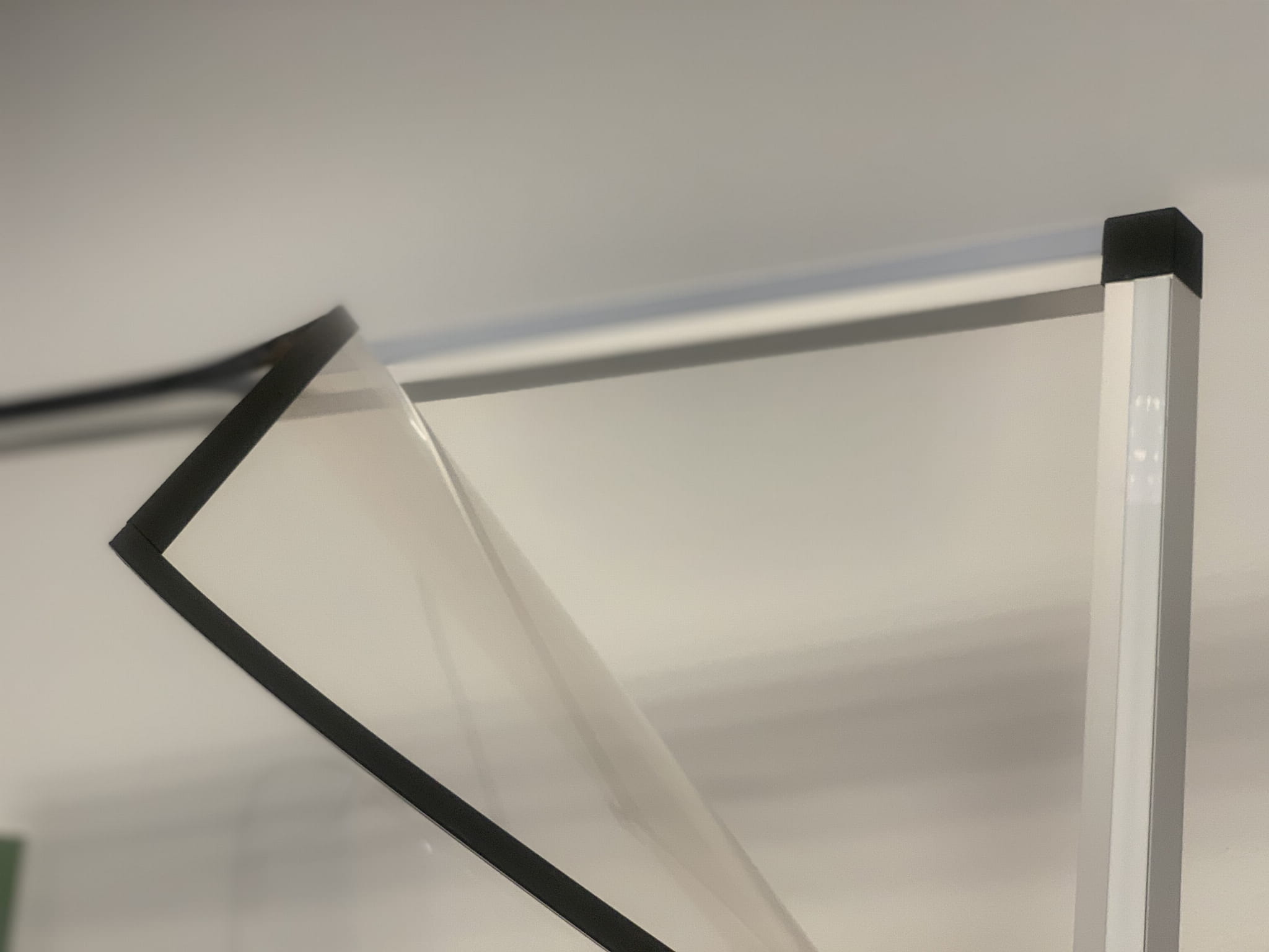 Detail der magnetischen Bänder und Montageart des Schutzmaterials
