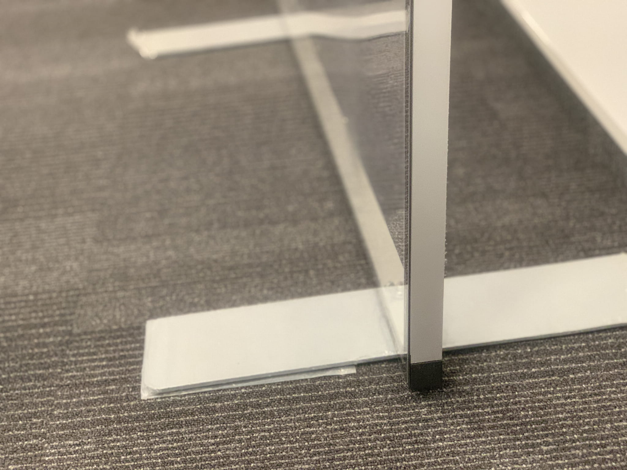 Detail der stabilen Füße, auf denen die Konstruktion steht
